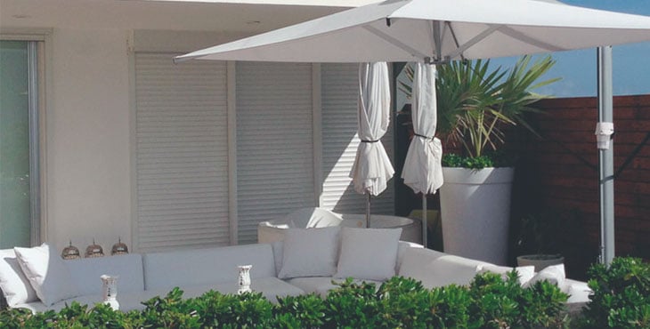 sombrilla-exterior-decoracion-jardines-pequenos